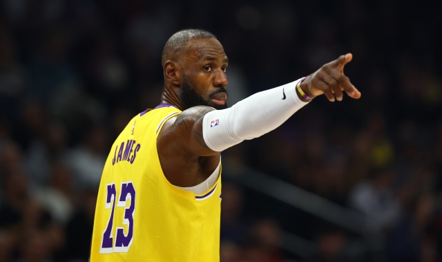 v体育-韦德调侃引发深思：詹姆斯仍在为胜利而战 但他的心还在湖人吗？