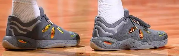 v站-布朗穿着个人品牌球鞋，砍下30分10篮板5助攻3抢断