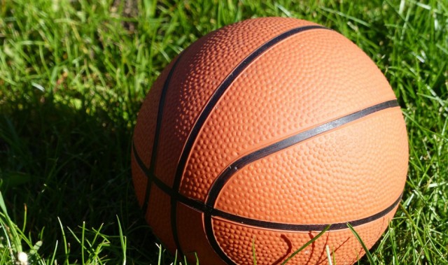 男篮热身赛战报：中国男篮2分惜败荷兰 上半场领先16分被逆转王俊杰丢绝平