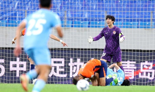 门将牟鹏飞表现神勇屡献神扑，青岛海牛客场一球小负遭遇开局两连败