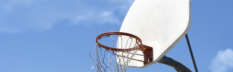 争议！赵睿被抨击发布会无话但手一刻不闲 回怼：我不该出现在世上？