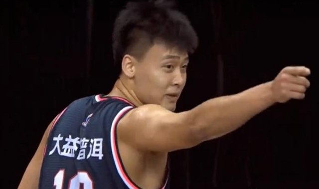 v体育-赵睿谈在广东骂三张对事不对人，球迷不买账：换作阿联周鹏你敢吗